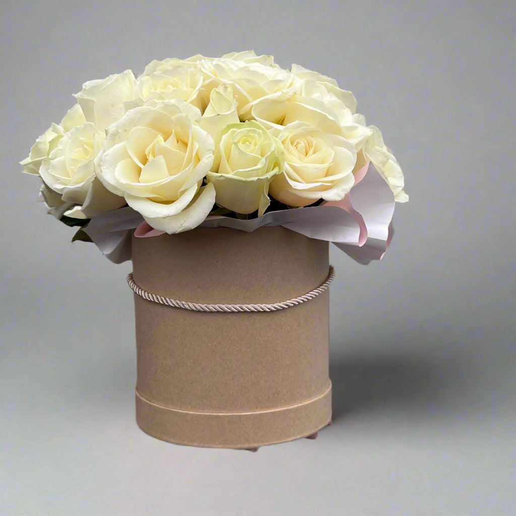 Baltas Stebuklas - baltos rožės prabangioje dovanų dėžutėje, puikiai tinkančios ypatingoms progoms. White roses arranged in a luxurious gift box, perfect for special occasions