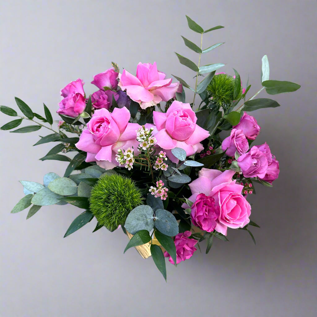 Šviežios rožinės rožės elegantiškoje dovanų dėžutėje - romantiškas gėlių pristatymas Vilniuje.
Close-up of fresh pink roses in an elegant gift box – romantic flower delivery Vilnius.