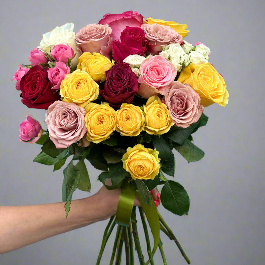 colorful-roses-spalvotos-roses-roziu-puokste-su-kaspinu