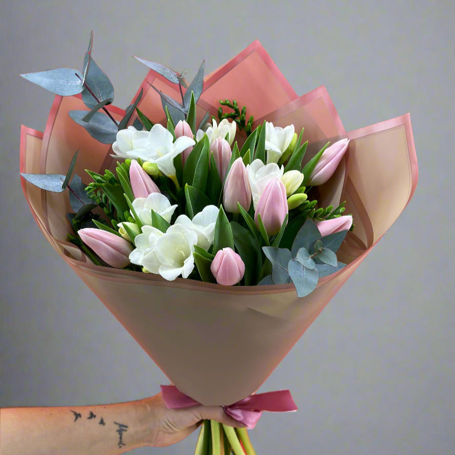 Tulpiu-puokste-frezijos-eukaliptas