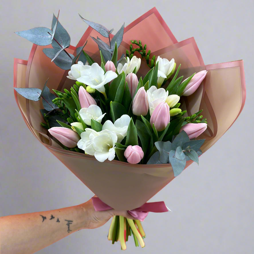 Tulpiu-puokste-su-frezijomis-ir-eukaliptu